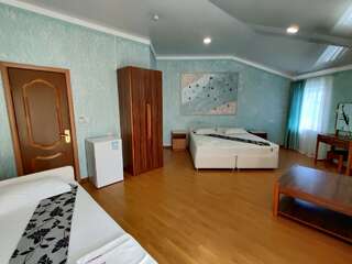 Гостиница Эдельвейс Анапа Семейный номер с общей ванной комнатой-1