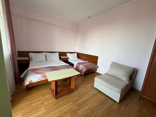 Гостиница Эдельвейс Анапа Четырехместный номер с балконом-7