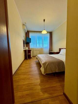 Гостиница Эдельвейс Анапа Стандартный двухместный номер с 1 кроватью или 2 отдельными кроватями и балконом-2