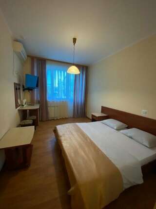 Гостиница Эдельвейс Анапа Стандартный двухместный номер с 1 кроватью или 2 отдельными кроватями и балконом-6