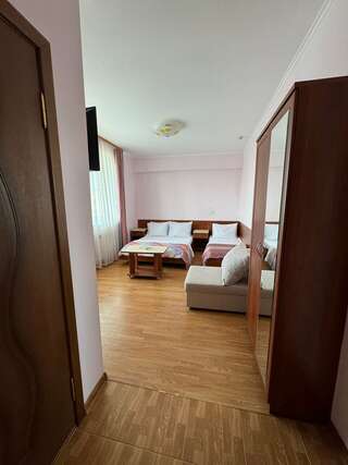 Гостиница Эдельвейс Анапа Четырехместный номер с балконом-2