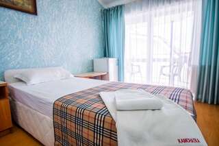 Гостиница Эдельвейс Анапа Семейный номер с общей ванной комнатой-7