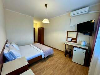 Гостиница Эдельвейс Анапа Стандартный двухместный номер с 1 кроватью или 2 отдельными кроватями и балконом-3