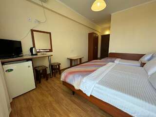 Гостиница Эдельвейс Анапа Трехместный номер с балконом-4