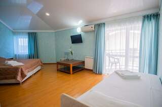 Гостиница Эдельвейс Анапа Семейный номер с общей ванной комнатой-5