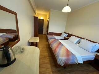 Гостиница Эдельвейс Анапа Трехместный номер с балконом-1