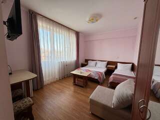 Гостиница Эдельвейс Анапа Четырехместный номер с балконом-1