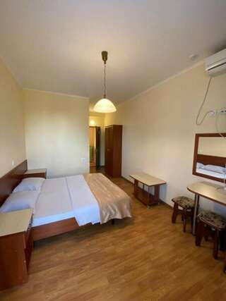 Гостиница Эдельвейс Анапа Стандартный двухместный номер с 1 кроватью или 2 отдельными кроватями и балконом-5